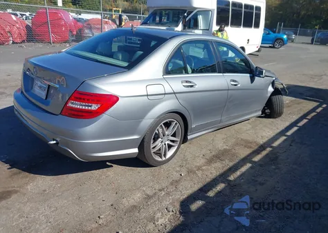2014 Mercedes-Benz C 250 Sport z USA, uszkodzony, nr VIN WDDGF4HB4EA913913